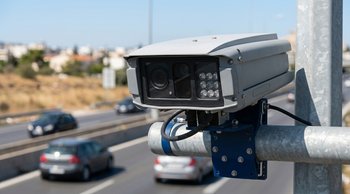 Inteligentna kamera monitorująca ruch drogowy na autostradzie w Attyce, Grecja, rejestrująca wykroczenia i generująca mandaty w ramach nowego systemu kontroli.