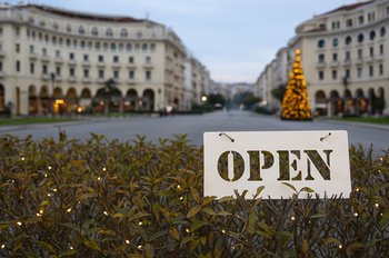Świąteczne godziny otwarcia sklepów w Salonikach i Atenach: które niedziele handlowe w grudniu 2025