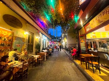 Gdzie zatrzymać się w Atenach? 5 dzielnic blisko Akropolu, które warto wybrać na nocleg