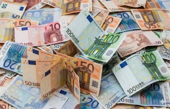 Banknoty Euro i terminal płatniczy POS i ranking opłat w greckich bankach 2026