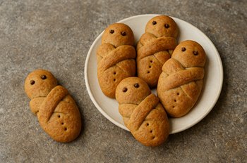 Co to są lazarakia? Tradycyjny grecki wypiek pieczony raz w roku