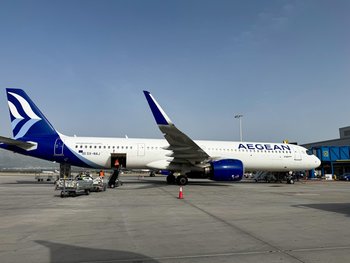 Samolot Aegean Airlines A321neo na płycie lotniska w Atenach.