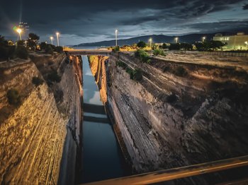 Kanał Koryncki: dlaczego warto dodać go do listy miejsc do odwiedzenia w Grecji?