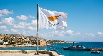 Wybrzeże Cypru w marcu 2026 roku – flaga państwowa nad wodami terytorialnymi objętymi zakazem lotów dronami.