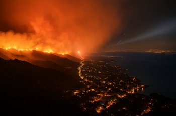 O co chodzi z tymi pożarami w Grecji? Piękno kontra płomienie