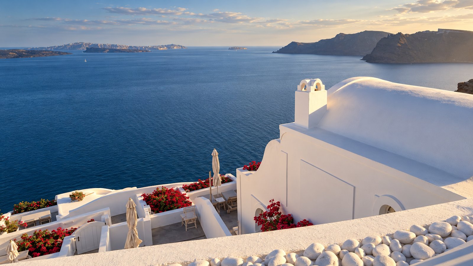 Charakterystyczna biała architektura na wyspie Santorini w promieniach słońca.