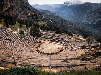 Dlaczego Delfy w Grecji uznawane były za pępek świata? Historia, ciekawostki i praktyczne porady