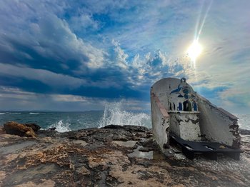 Bezpieczeństwo w Grecji: Co oznaczają małe kapliczki przy greckich drogach?