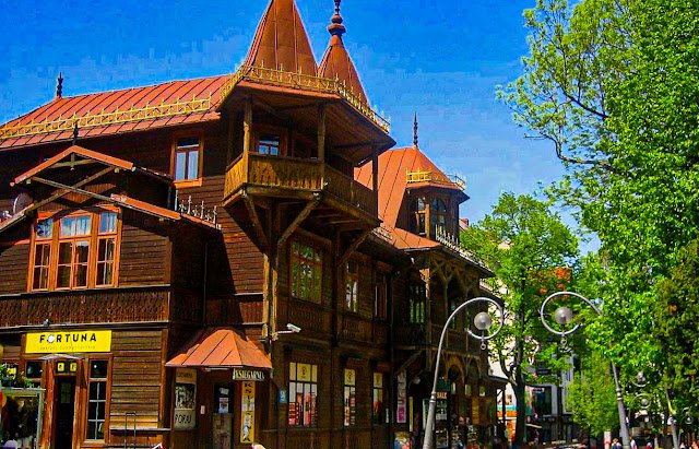 Παραδοσιακή ξύλινη αρχιτεκτονική στο Ζακοπάνε της Πολωνίας: ένα ιστορικό κτίριο με χαρακτηριστικούς πύργους στην οδό Κρούπουφκι.